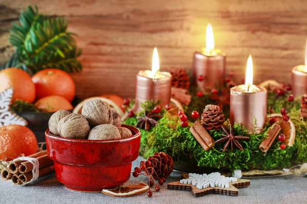 Weihnachtsdekoration: Adventskranz mit Kerzen, Schale mit Wal — Stockfoto