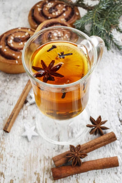 Verre de thé chaud parmi les décorations de Noël — Photo