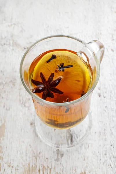 Vaso de té caliente al vapor entre las decoraciones de Navidad —  Fotos de Stock