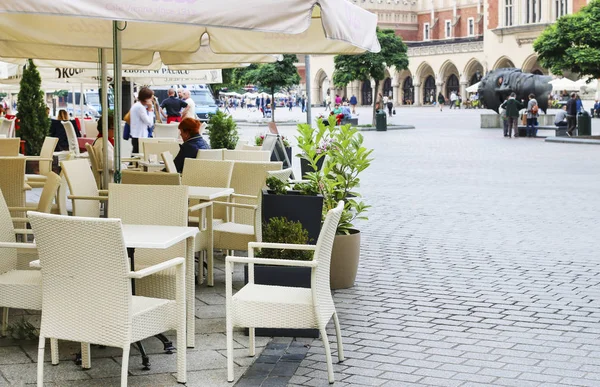 KRAKOW, Polônia - 17 de agosto de 2018: Street cafe, Cracóvia, Polônia . — Fotografia de Stock