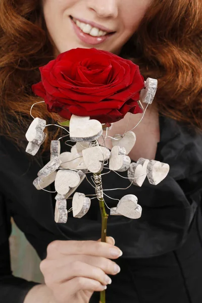 Woman holding red rose flower. — Stock Photo, Image