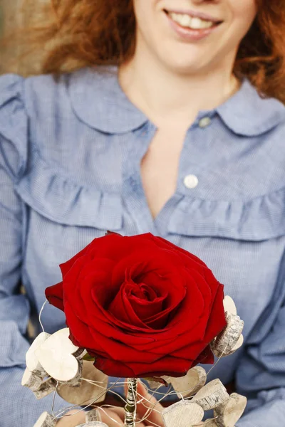 Mulher segurando vermelho rosa flor . — Fotografia de Stock