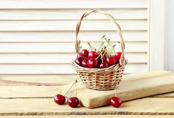 Cesta de cerejas . — Fotografia de Stock