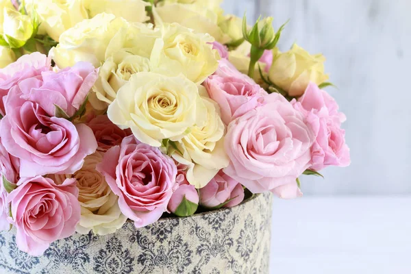 Strauss aus rosa und gelben Rosen — Stockfoto