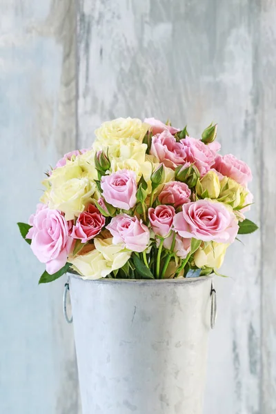 Μπουκέτο τριαντάφυλλα ροζ και κίτρινο — Φωτογραφία Αρχείου