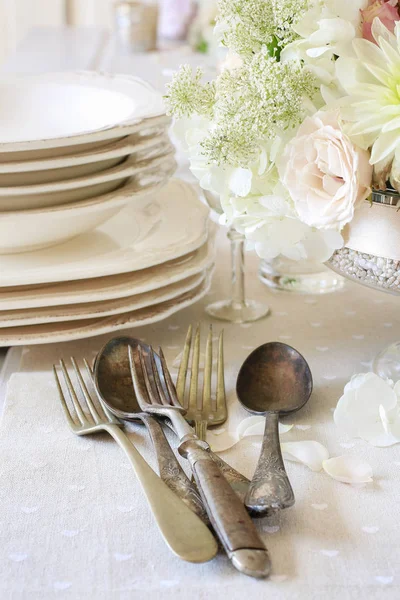 Couverts vintage sur table de mariage. Bouquet de fleurs à l'arrière — Photo