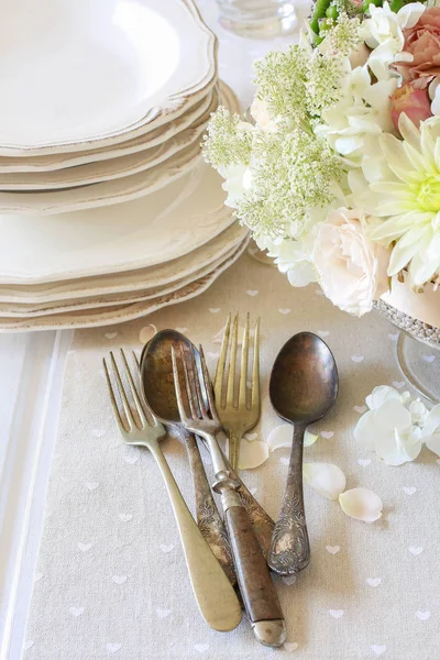 婚礼桌上的老式餐具。花的花束在后面 — 图库照片