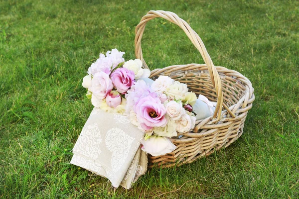 Korb mit Blumen im Garten. — Stockfoto