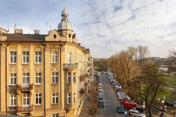 Krakau, Polen-21 augustus 2016: klassieke tenements door de Smocza Street — Stockfoto