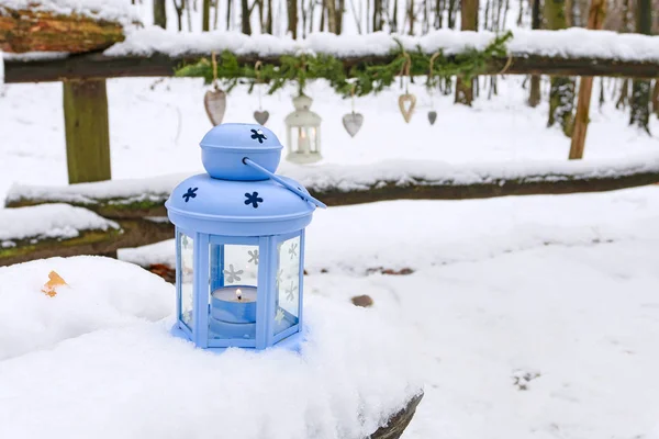 Lanterna azul na neve e corações pendurados com guirlanda de abeto no — Fotografia de Stock