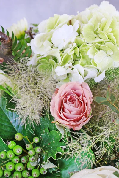 Wedding floral arrangement with hortensias (hydrangea), dahlias — Stock Photo, Image