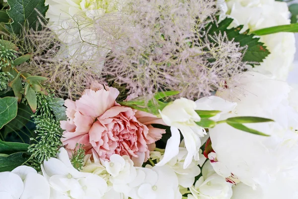 Matrimonio composizione floreale con ortensie (ortensie), dalie — Foto Stock