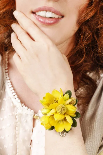 Mujer vestida con ramillete de muñeca hecho de flores amarillas . — Foto de Stock