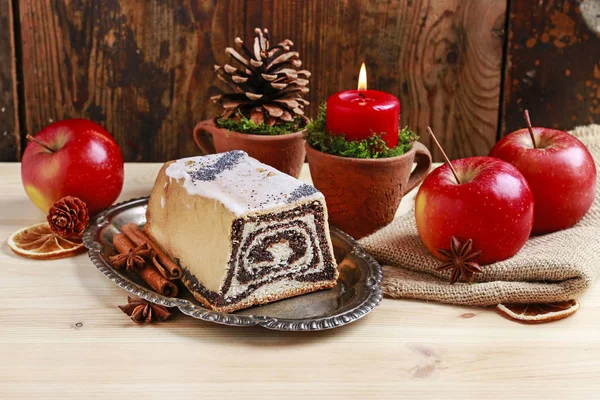 Рождественский торт с маком и красные яблоки вокруг . — стоковое фото