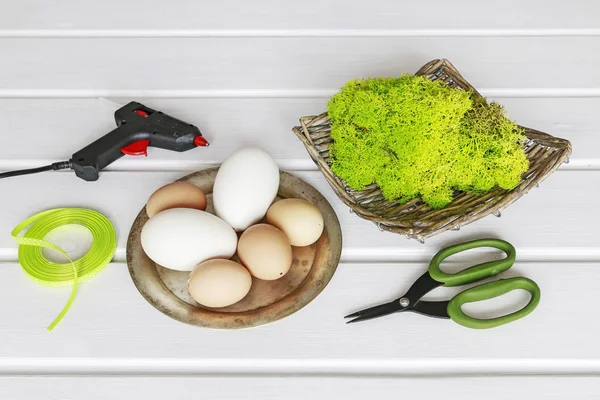 Cómo hacer huevos de Pascua decorados con musgo y cintas — Foto de Stock
