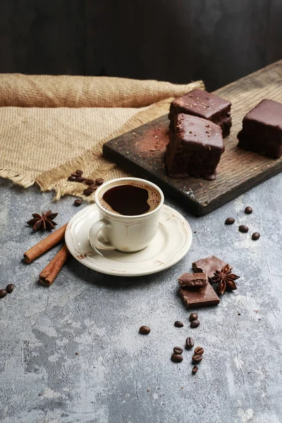 Kopp med kaffe på grå steinsbakgrunn . – stockfoto