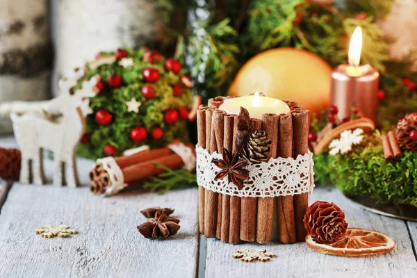 Kerze mit Zimtstangen verziert. Weihnachtsarrangement. — Stockfoto