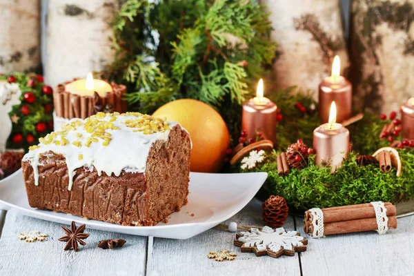 Gâteau au pain d'épice de Noël parmi les décorations traditionnelles . — Photo