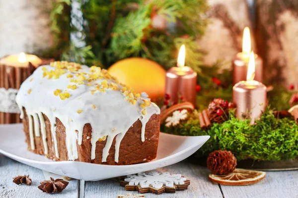 Gâteau au pain d'épice de Noël parmi les décorations traditionnelles . — Photo