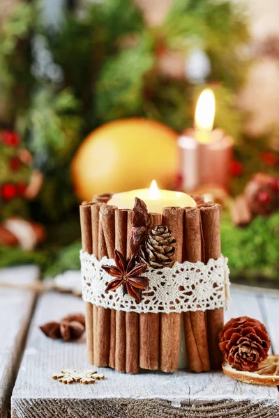Ljus dekorerat med kanel pinnar. Jul arrangemang. — Stockfoto