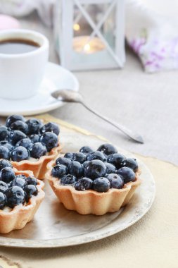 Yaban mersini kek ve kahve fincan.