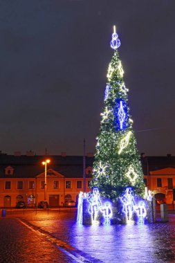 Krakow, Polonya - 24 Aralık 2017: Geleneksel büyük noel ağacı