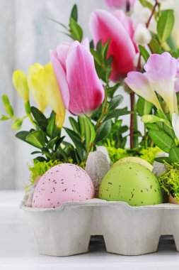 Renkli yumurta, lale, freesias ile Paskalya çiçek dekorasyon