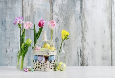 Cam şişelerde Paskalya yumurtası ve çiçek sepeti