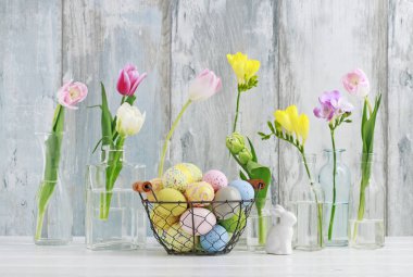 Cam şişelerde Paskalya yumurtası ve çiçek sepeti