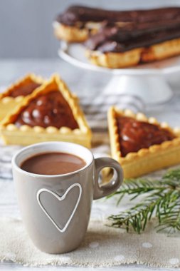 Arka planda sıcak çikolata ve kurabiye fincan.