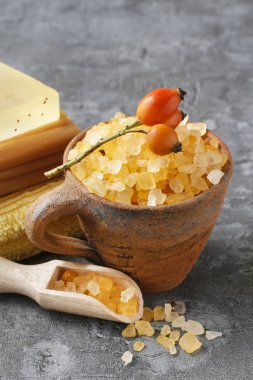 Sarı deniz tuzu ile seramik kupa. 