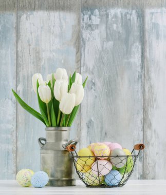 Paskalya yumurtası ve siver beyaz lale buketi ile Sepet