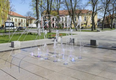 Skawina, Polonya - 27 Mayıs 2018: Şehir merkezinde çeşme