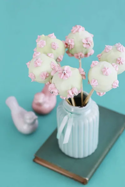 Cake pops decorated with pink cream. — Stock Photo, Image