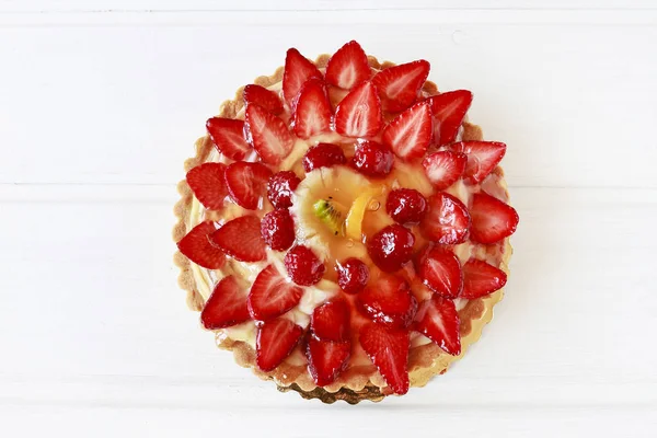 Erdbeertorte auf weißem Holztisch. — Stockfoto