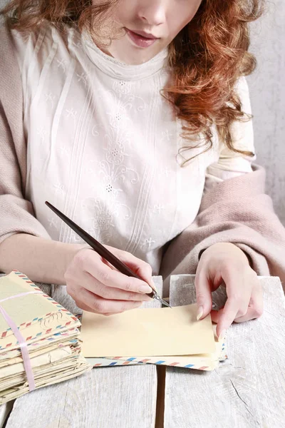 Jovem mulher escrevendo uma carta . — Fotografia de Stock