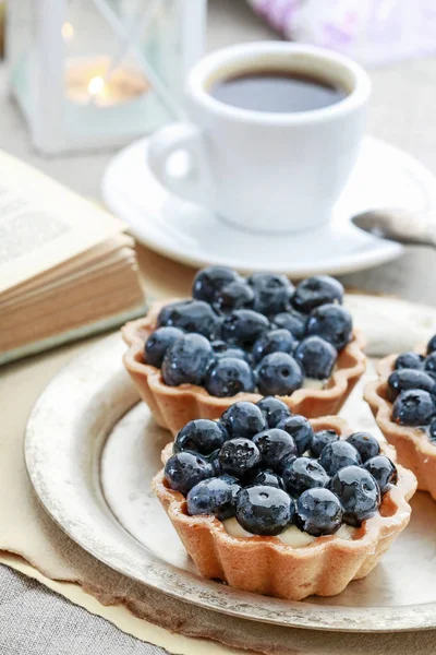 Bosbessentaart en kopje koffie. — Stockfoto