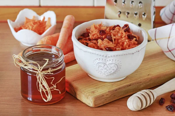 Salade de carottes et canneberges dans un bol en céramique — Photo