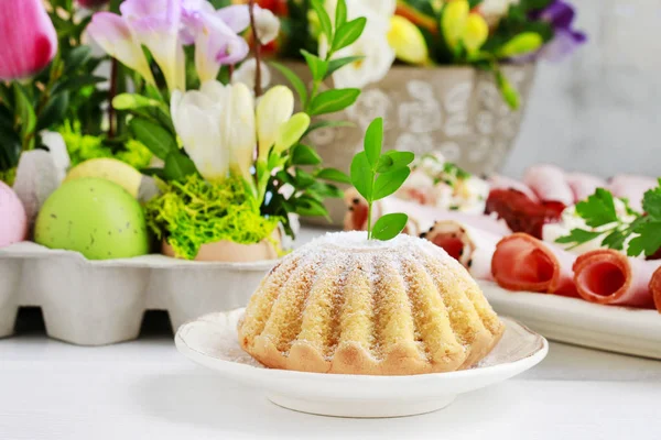 Geleneksel pasta ve çiçek dekorasyonu ile Paskalya şenlikli masa — Stok fotoğraf