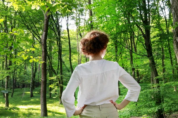 Woman traveler in summer forest. — Stock Photo, Image