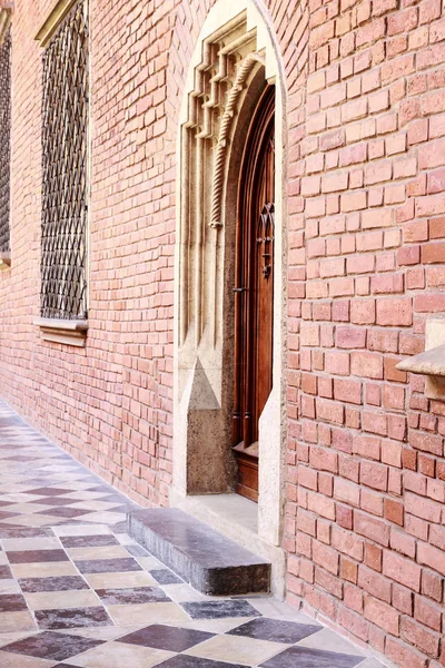 Old wooden door and brick wall. — Stock Photo, Image