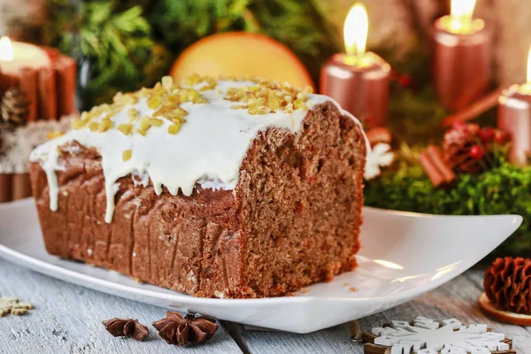 Bolo de gengibre de Natal entre decorações tradicionais . — Fotografia de Stock