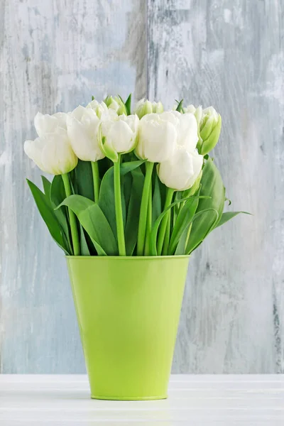 Strauß weißer Tulpen in grüner Vase. — Stockfoto