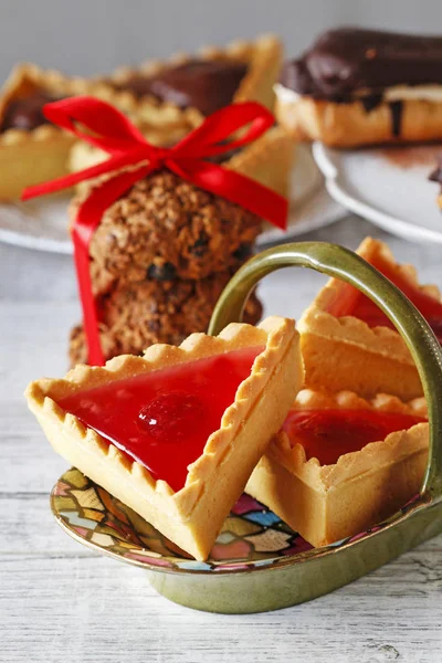 Triangle cookies with red fruit jelly. — Stock Photo, Image