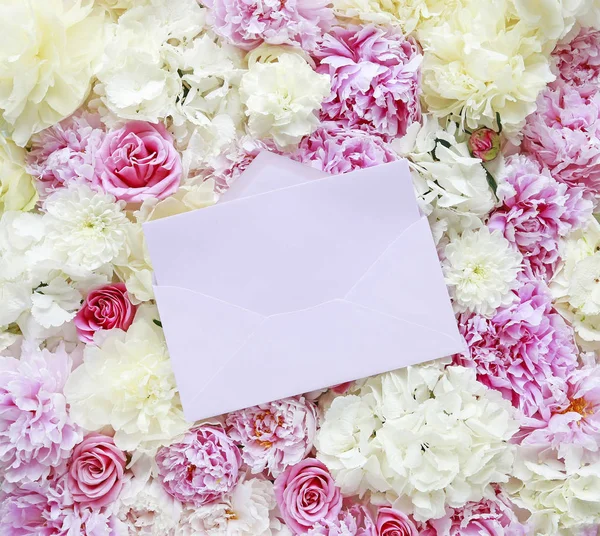Enveloppe traditionnelle posée sur fond de fleur — Photo