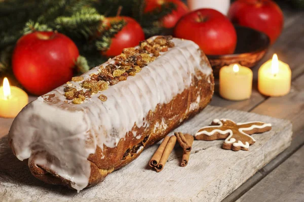 Pastel de semillas de amapola de Navidad y galleta de jengibre en forma de pájaro . — Foto de Stock