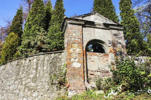 Ruined medieval castle. — Stock Photo, Image