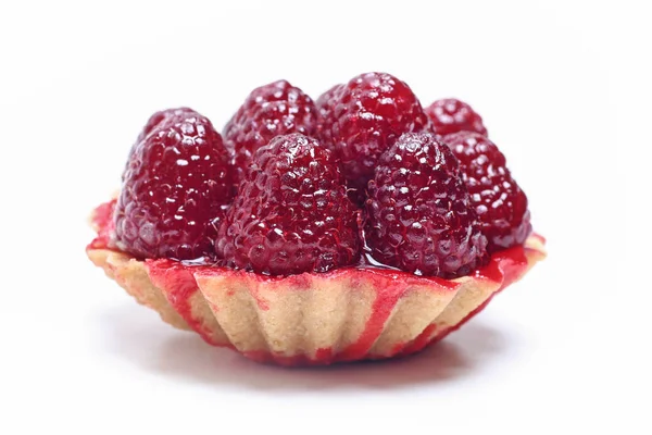 Tarte à la framboise isolée sur fond blanc. — Photo