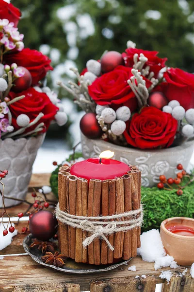 Vela decorada com paus de canela e arranjo floral sagacidade — Fotografia de Stock