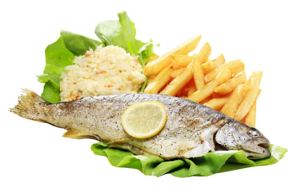 Вечеря з рибою, чіпсами та овочевим салатом — стокове фото